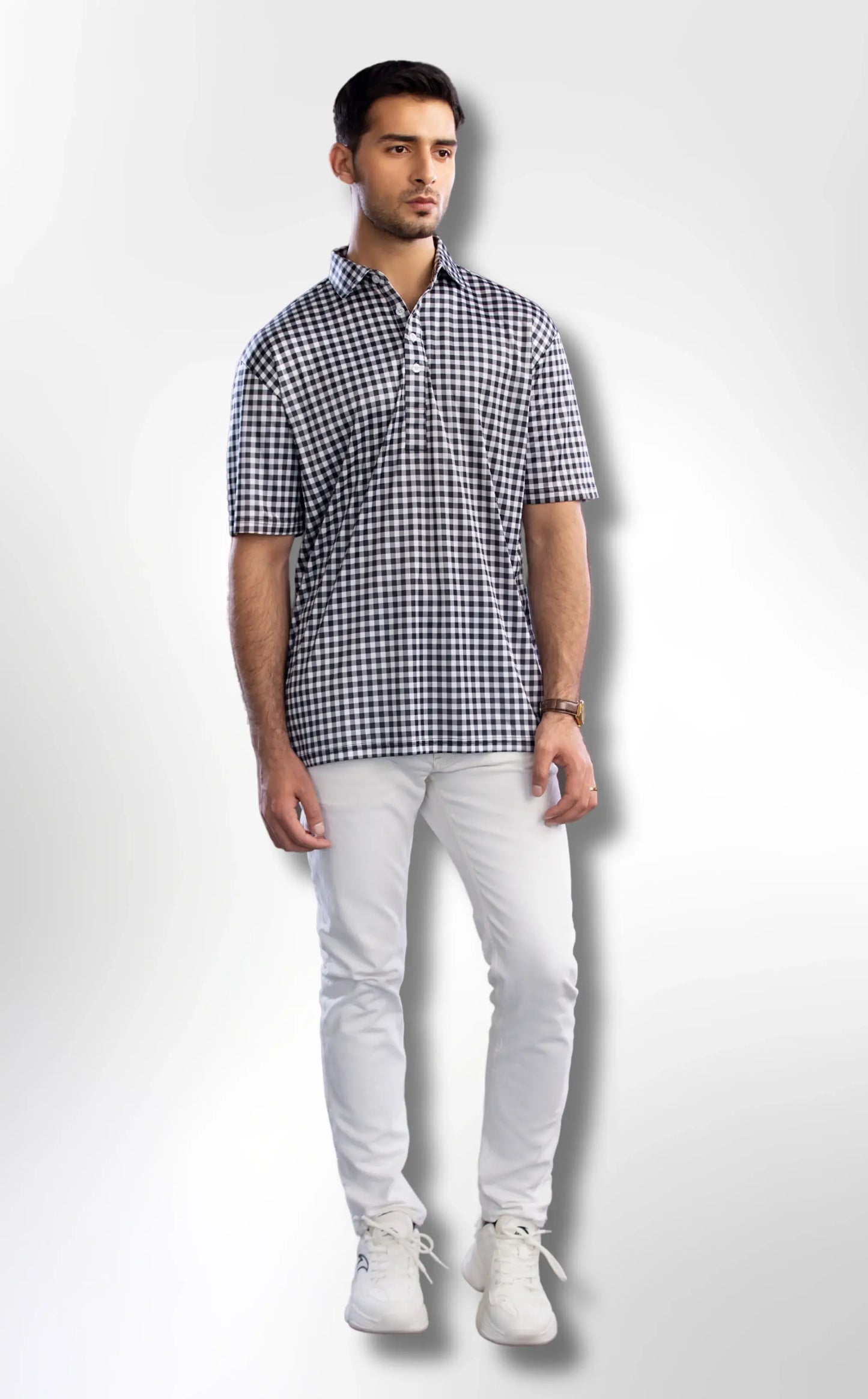Solemarket | Den elegante polo med halvspredt krave i sort og hvid gingham