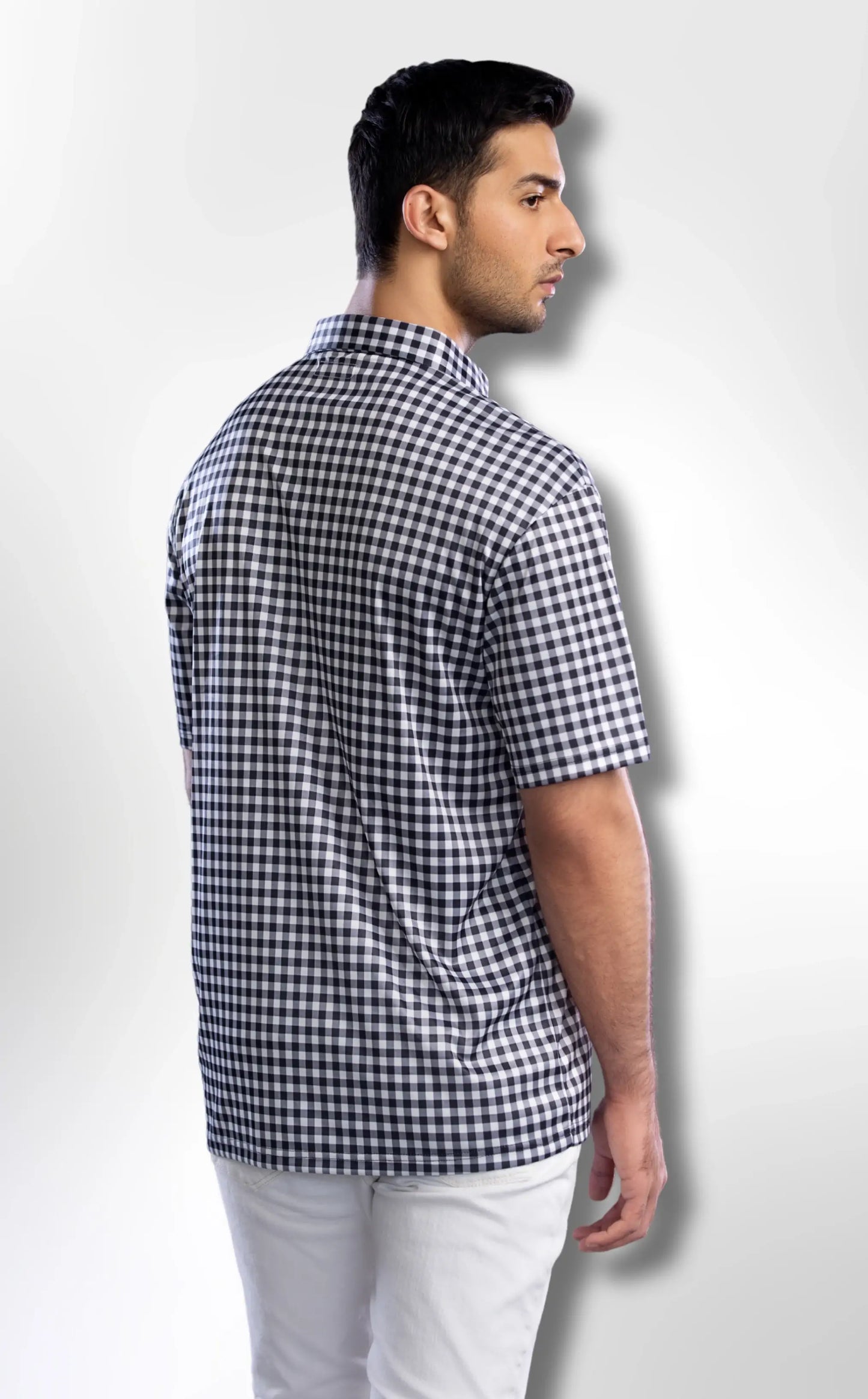 Solemarket | Den elegante polo med halvspredt krave i sort og hvid gingham