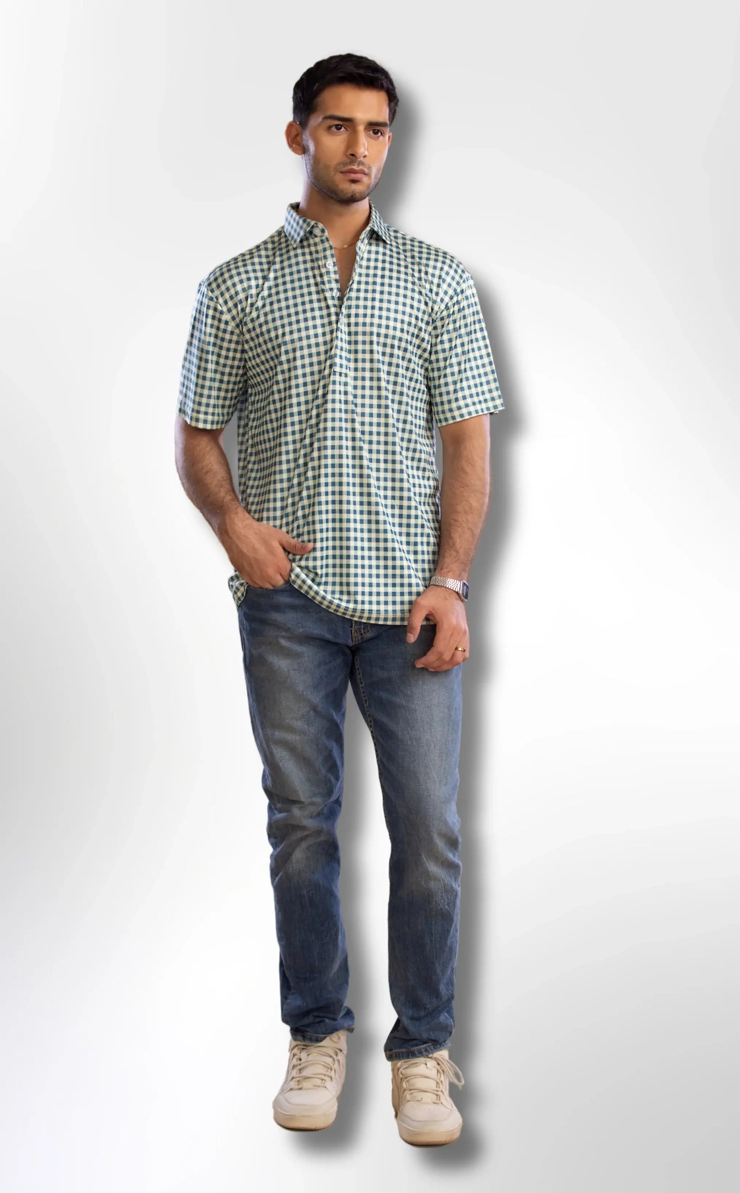 Solemarket | Den elegante polo med halvspredt krave i grøn og brun gingham