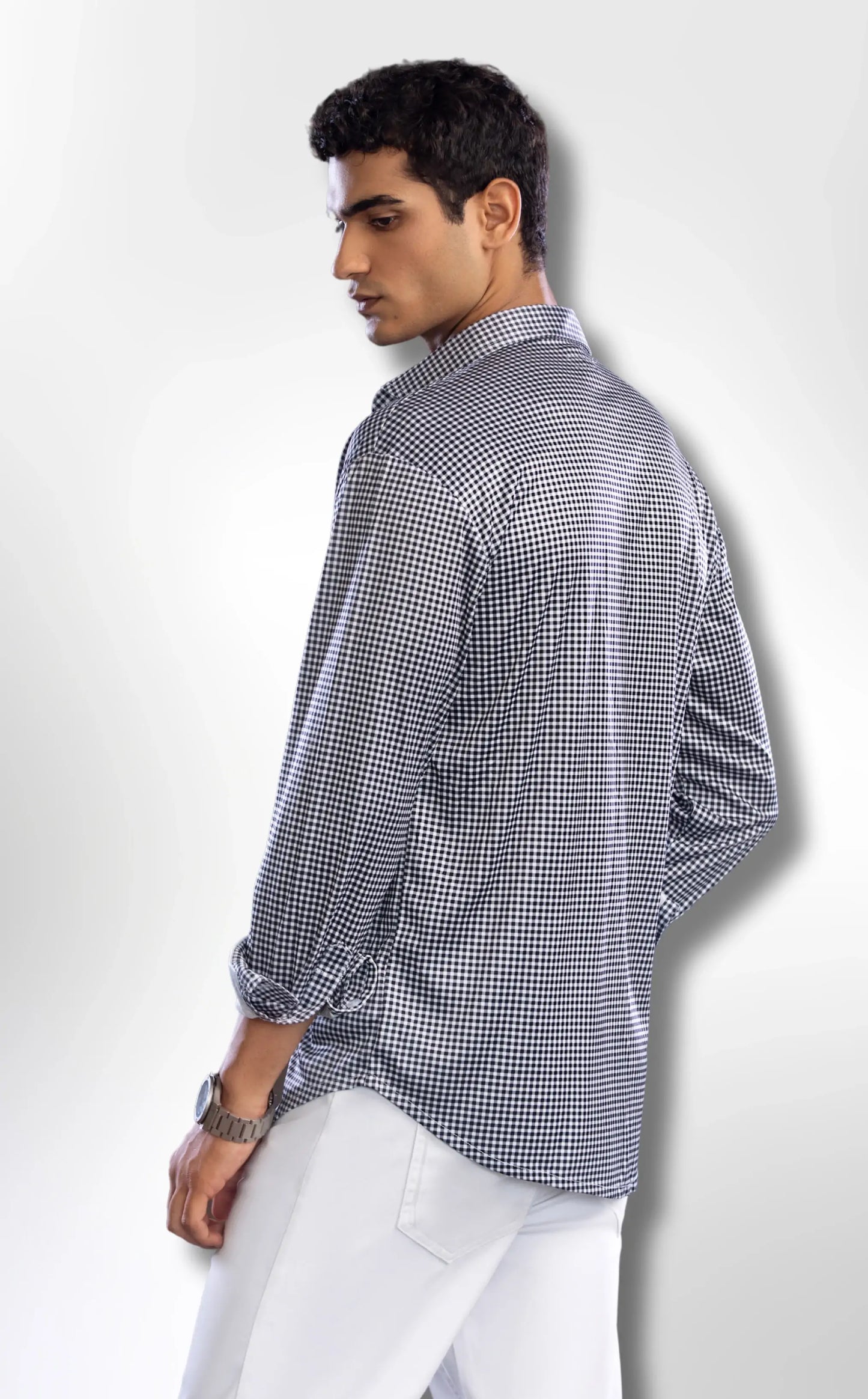 Solemarket | Den elegante skjorte med halvspredt krave, sort gingham