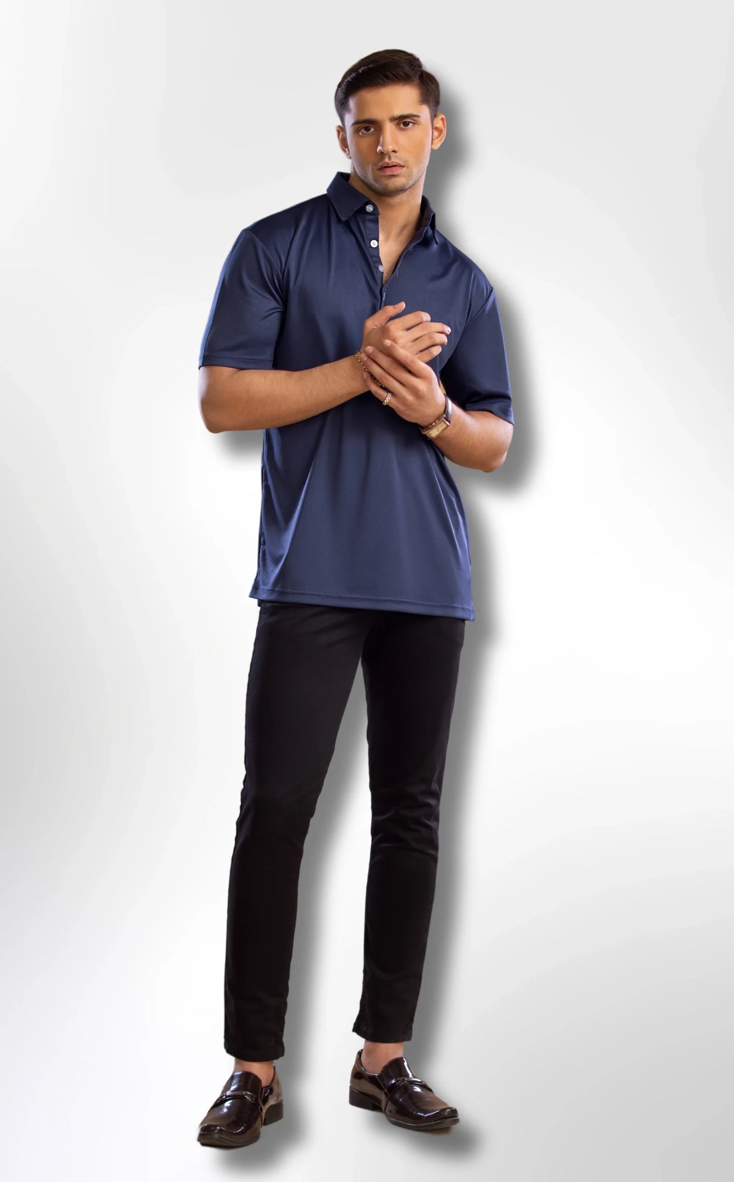 Solemarket | Den elegante Oxford Polo med spredt krave i marineblå