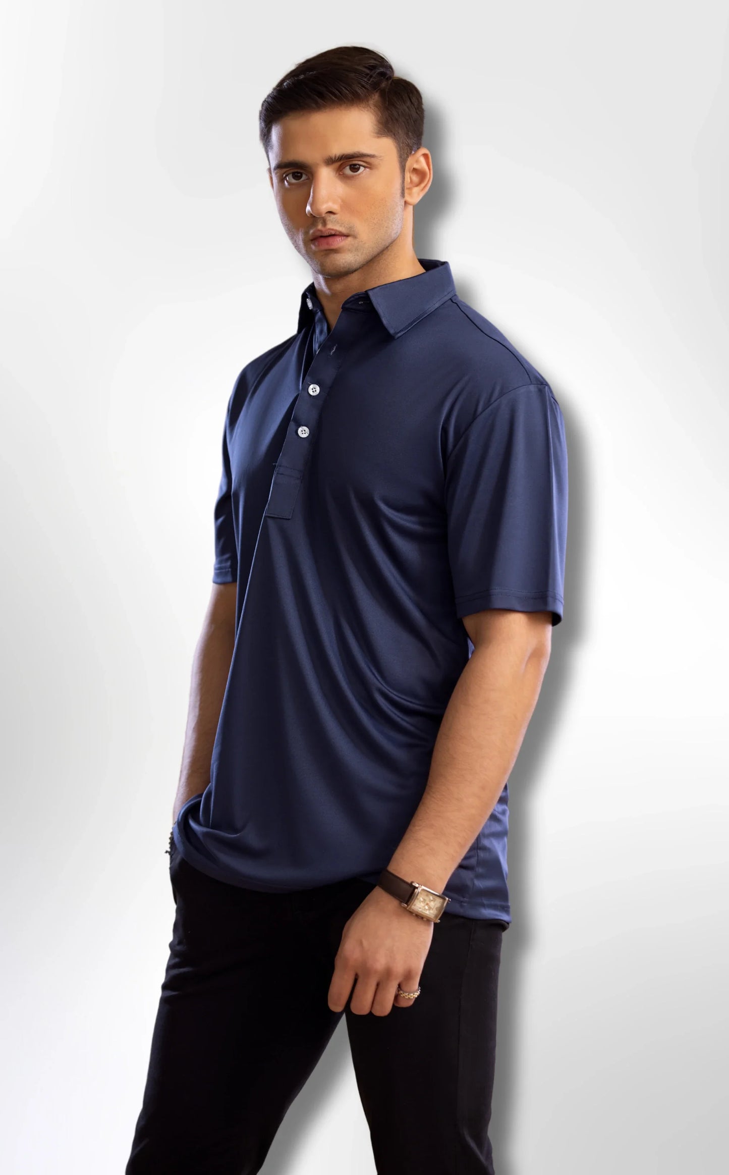 Solemarket | Den elegante Oxford Polo med spredt krave i marineblå