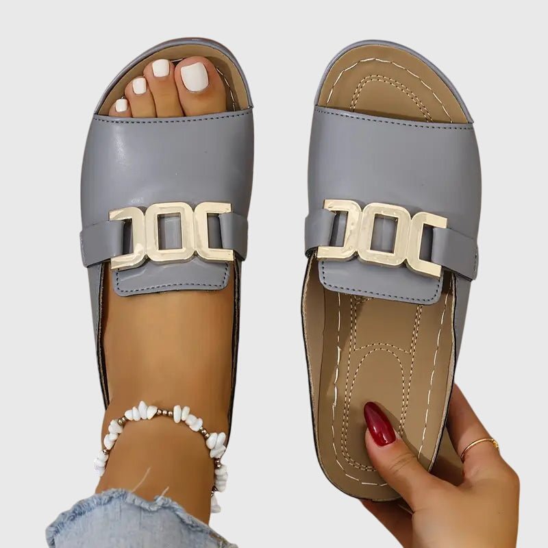 Solemarket | Silje – Guldspænde sandaler med stilfuldt look