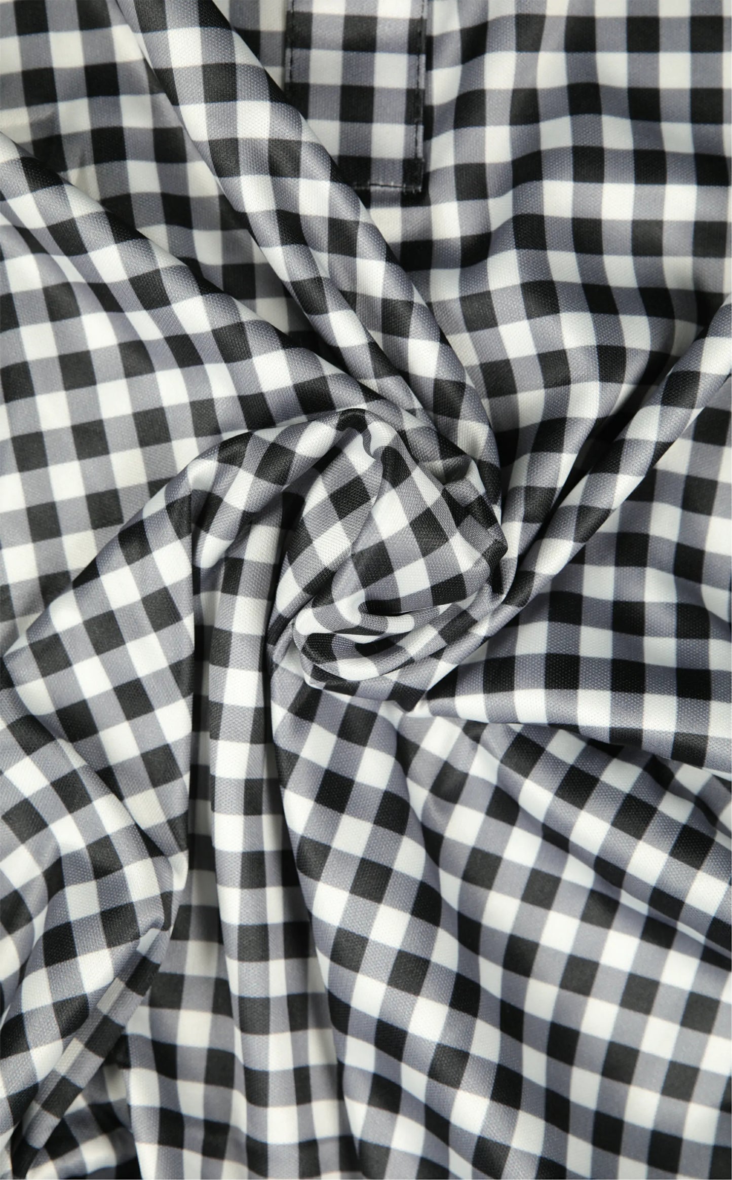 Solemarket | Den elegante polo med halvspredt krave i sort og hvid gingham