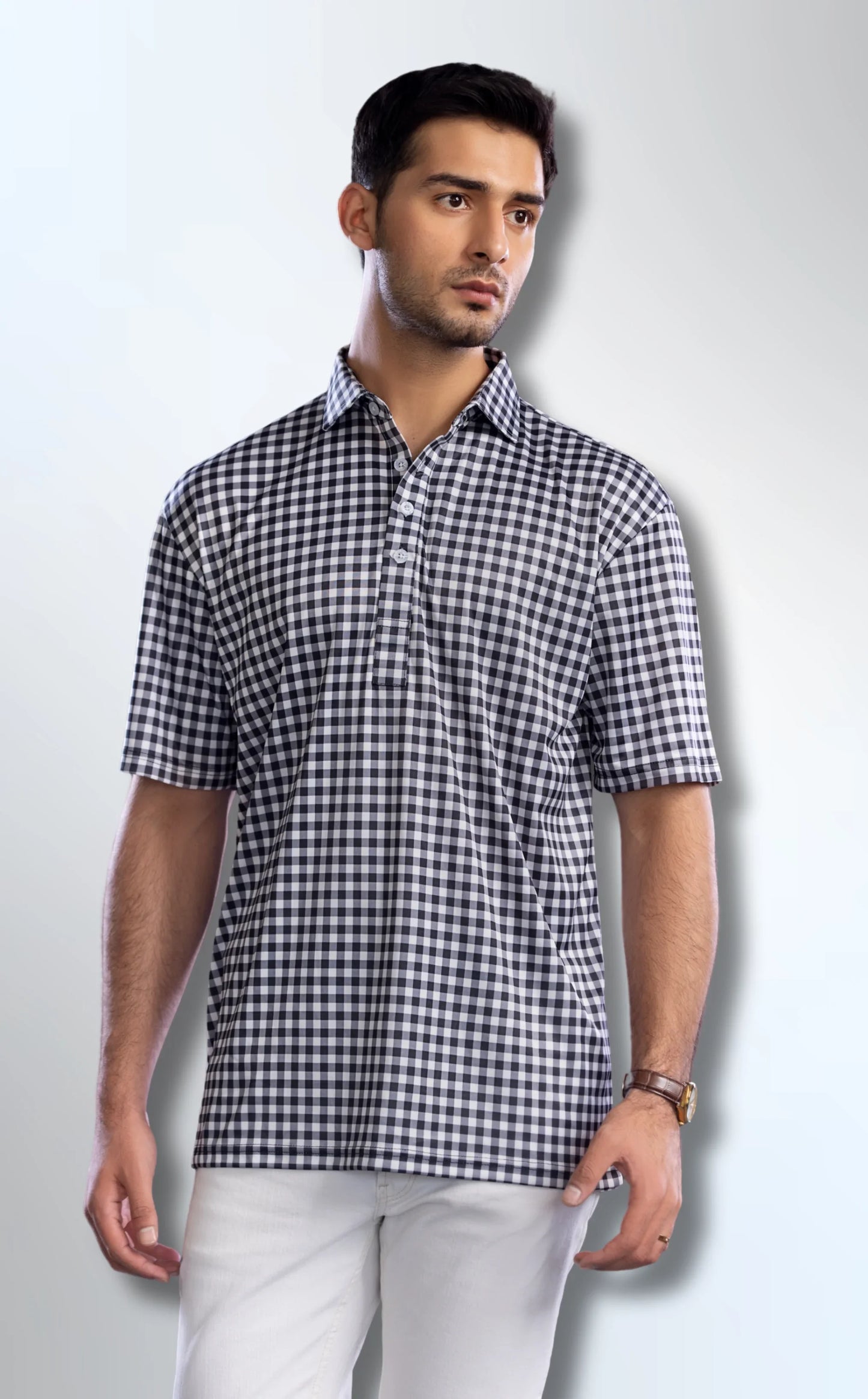 Solemarket | Den elegante polo med halvspredt krave i sort og hvid gingham
